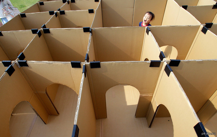 Ребенок в лабиринте из картонных коробок